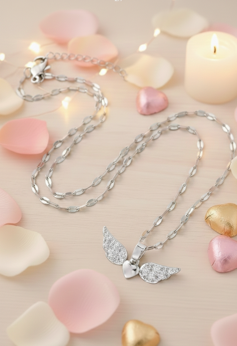 Colgante de corazon con alas brillantes, de Acero para regalo de San Valentin.
