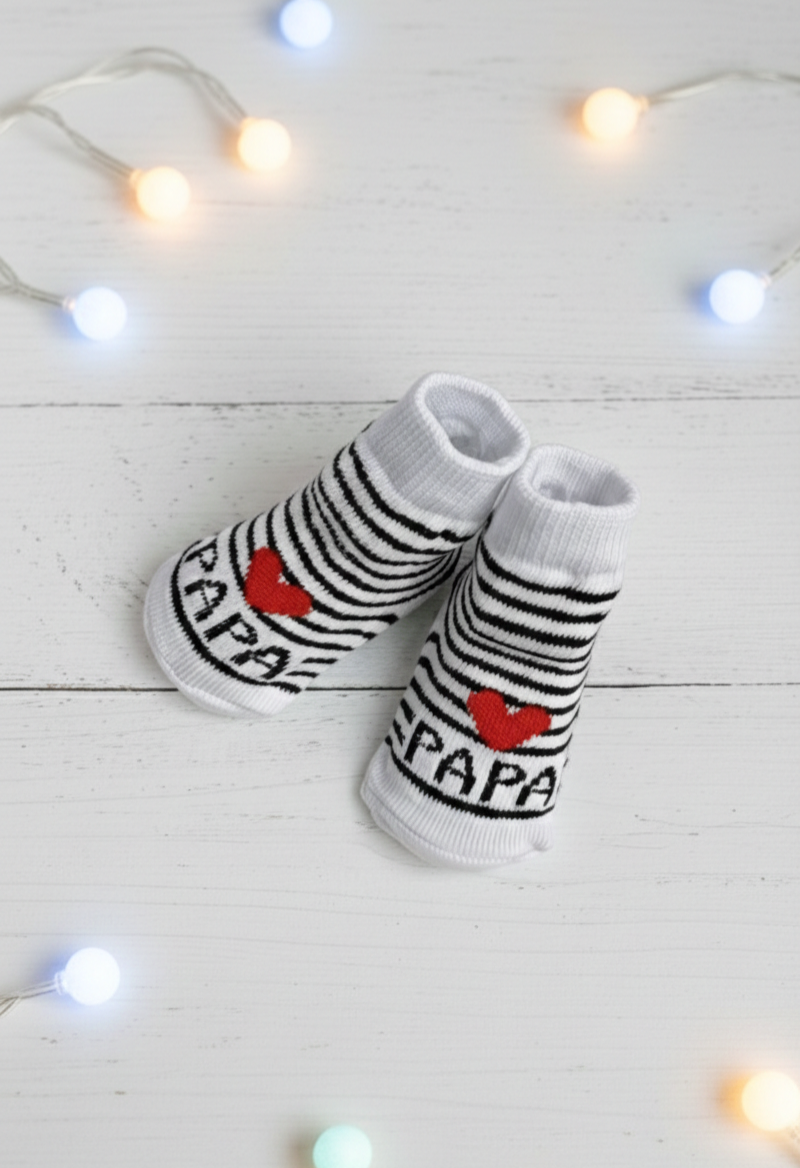 Calcetines de bebé a rayas con corazón rojo y la palabra PAPA en color negro, sobre fondo blanco con luces led.