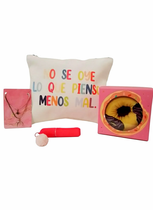 Conjunto de articulos para mujer compuesto de un colgate con luna creciente, neceser con frase en español de letras multicolor, calcetines formando un Donuts y un atomizador portatil con detalle de pompon rosa.