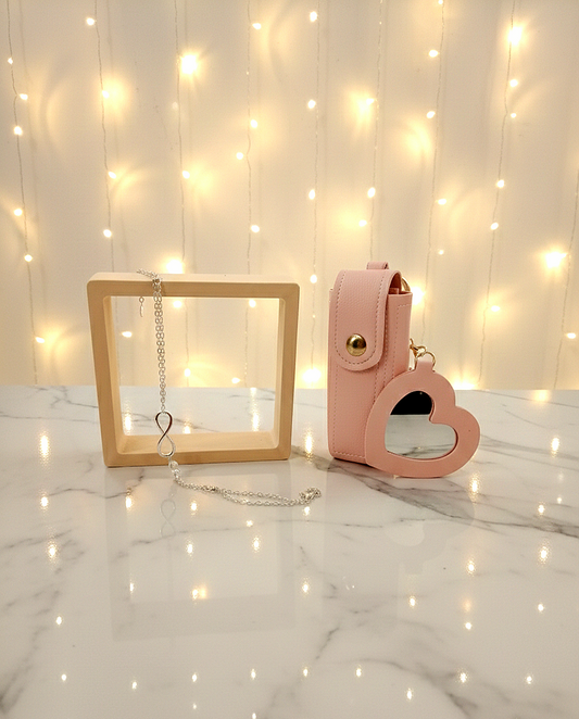 Conjunto de pulsera con infinito junto a porta-labial rosa con espejo de corazon.