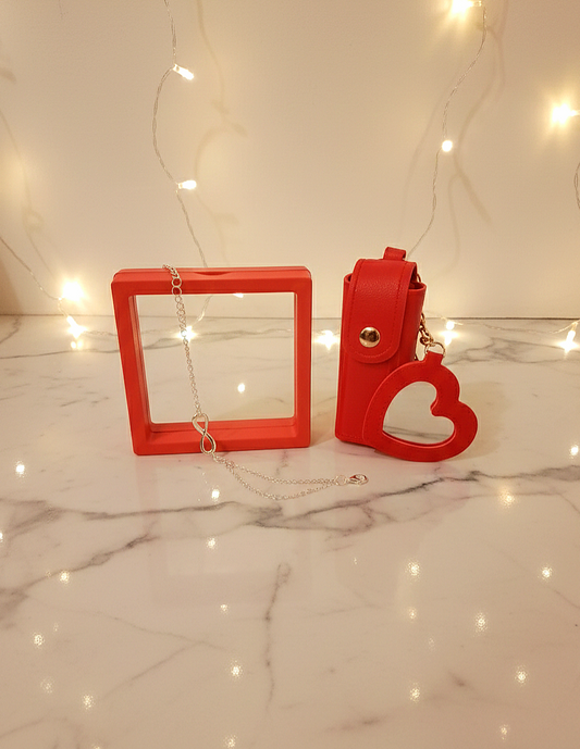 Conjunto de pulsera con simbolo infinito de plata junto con porta-labial rojo con espejo de corazón.