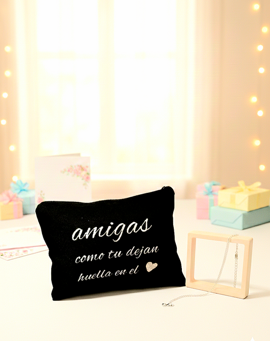 Neceser de tela negra con frase de amistad y detalle de corazón y colgante con simbolo de infinito de cero, con fondo de luz calida y colores pastel.