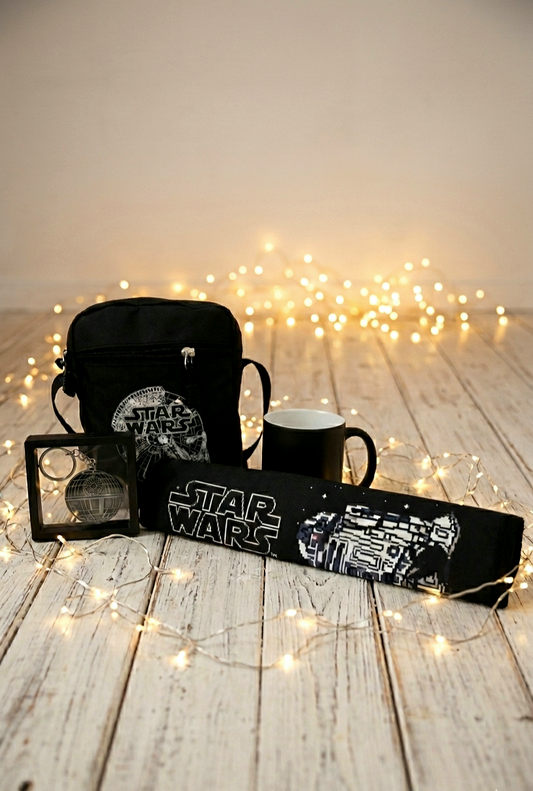 Un conjunto de regaos de Star Wars para el dia del padre sobre una superficie de madera blanca con luces led, que incluye un bolso, una taza, un llavero y un protector de cinturón de seguridad