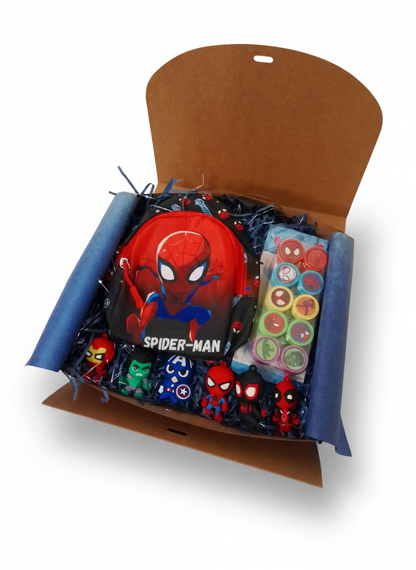 Caja abierta con bolso bandolera de Spiderman,seis muñecos de Los Vengadores y sellos de Marvel para niños.