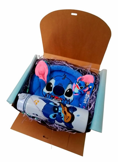 Caja de regalo en color marron con articulos y accesorios de Stitch, para niños y niñas.