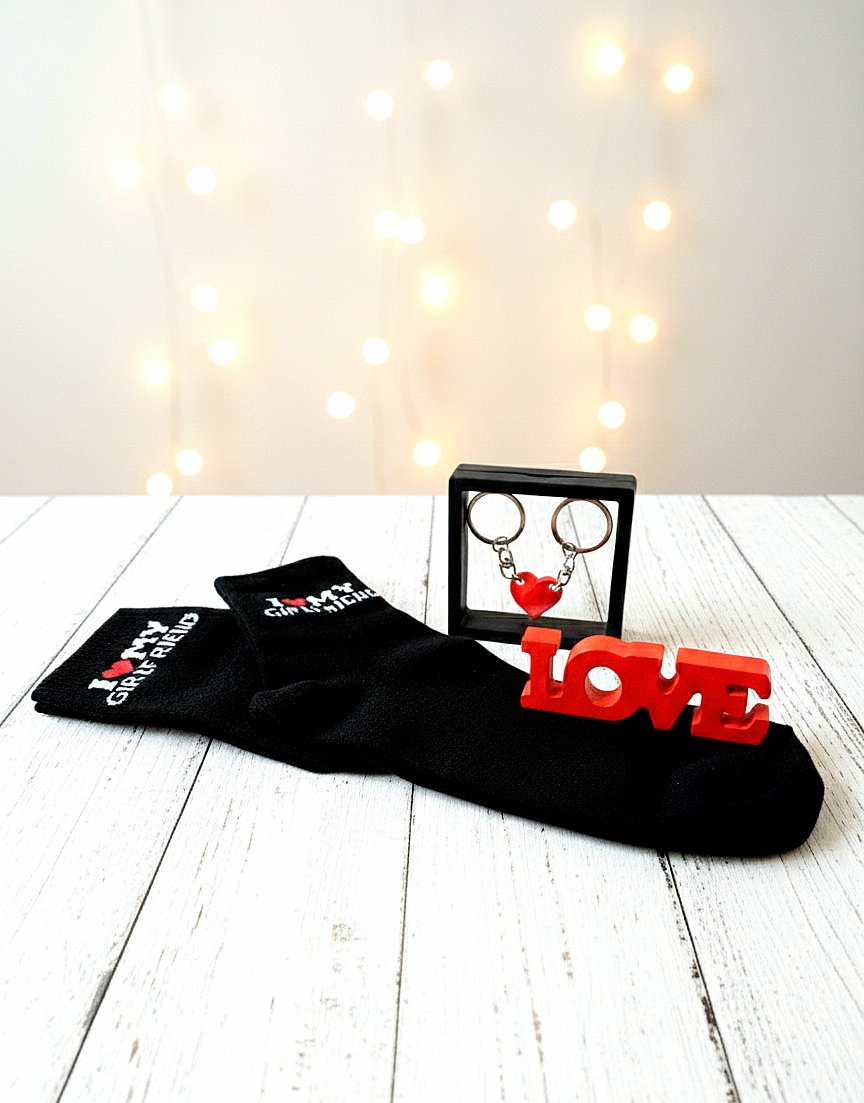 Calcetines negros con frase I Love My Girlfriend, llaveros de piezas de encaje LEGO rojas, letrero decorativo de madera rojo LOVE.