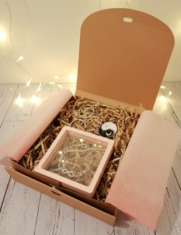 Caja abierta de regalo, con pulsera de Infinito en Acero Inoxidable  y llaveros para compartir de Yin Yang.