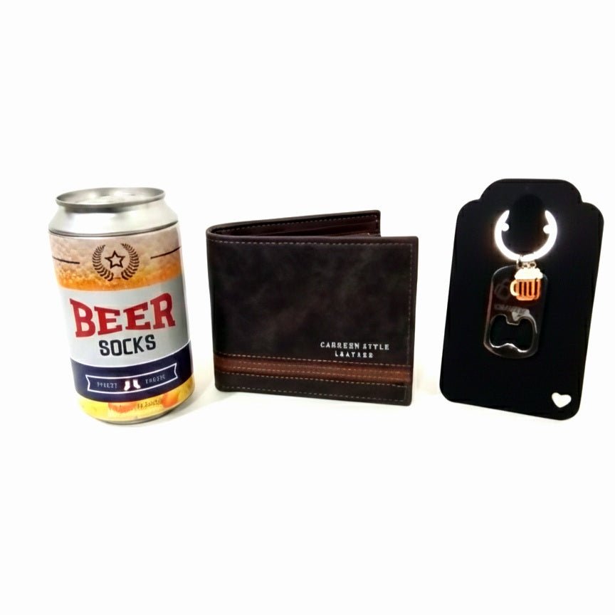 Conjunto de accesorios para hombre compuesto por calcetines en lata de cerveza, cartera negra con raya horizontal marron y llavero de metal con forma de abrebotellas.