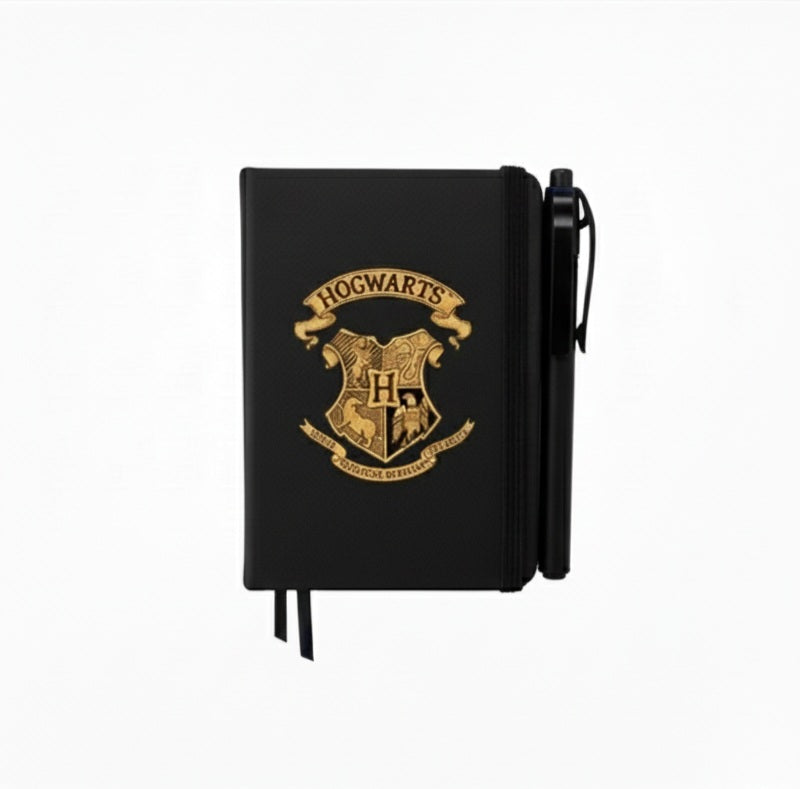 Agenda negra y boligrafo con diseño dorado de Hogwarts. 