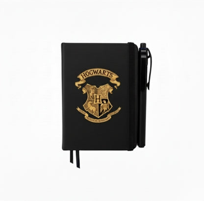 Agenda negra y boligrafo con diseño dorado de Hogwarts. 