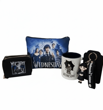 Monedero negro con cremallera dorada, bolsa multiusos de colores oscuros, taza de ceramica, llavero con figura y correa, todo de Wednesday.