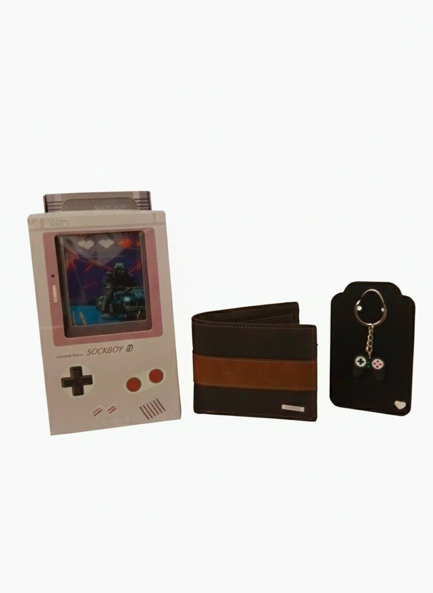Conjunto de articulos y accesorios de hombre compuesto de caja de calcetines con forma de consola, cartera de cuero sintetico con raya horizontal marrón y llavero de mando de consola.