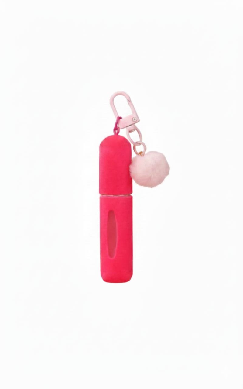 Atomizador para bolso de color rosa intenso colocado de forma vertical con detalle de pompon de color rosa pastel.
