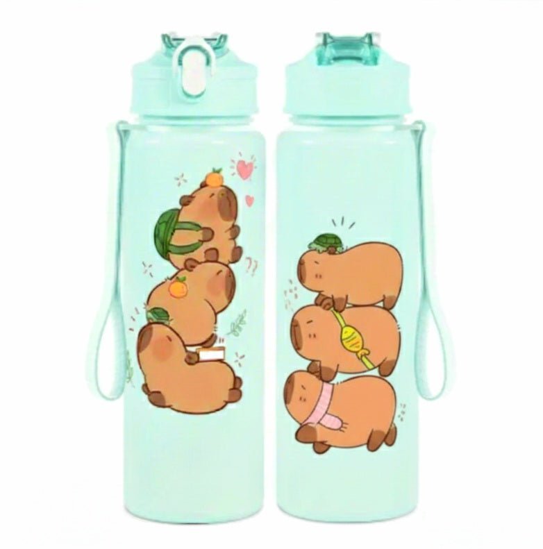 Botella portatil de color verde con dibujos infantiles.