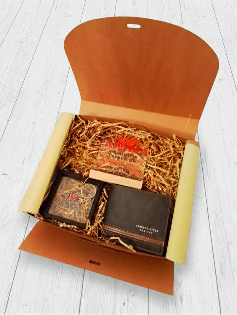 Caja de regalo Dad Forever Box abierta mostrando cartera negra con raya horizontal marrón, placa de metacrilato con texto del dia del padre, llavero I love papa sobre virutas de papel Kraft. 