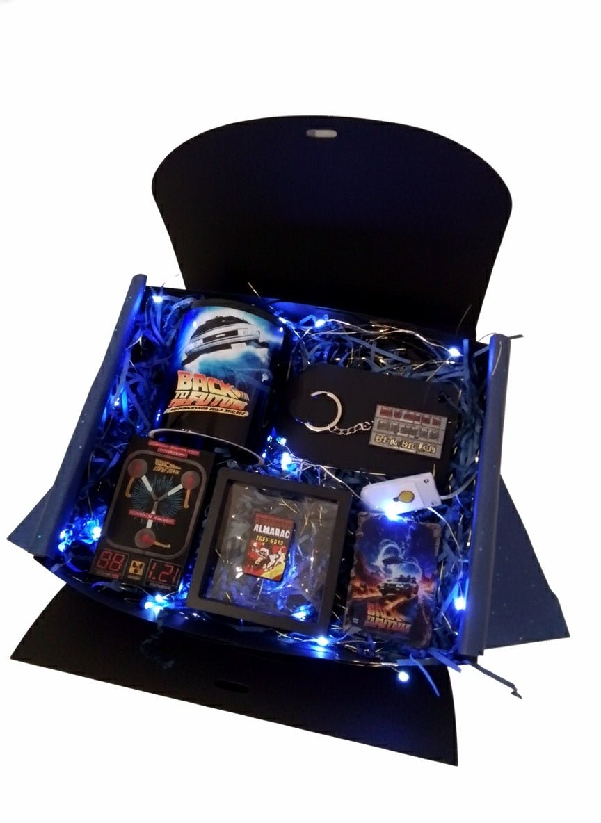 Caja de regalo negra con articulos y accesorios de diseño Back to the future y luces led.