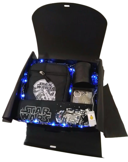 Caja regalo de Star Wars, con bolso negro de mensajero,taza, llavero Estrella de la muerte,protector de cinturón de seguridad y luces led.