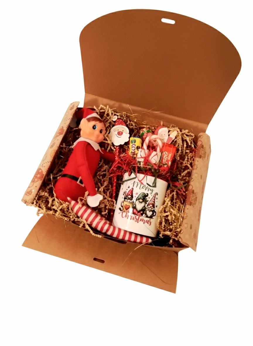 Caja de regalo marron, con Elfo Travieso, boloigrafo, taza de ceramica con golosinas, para niños y niñas.