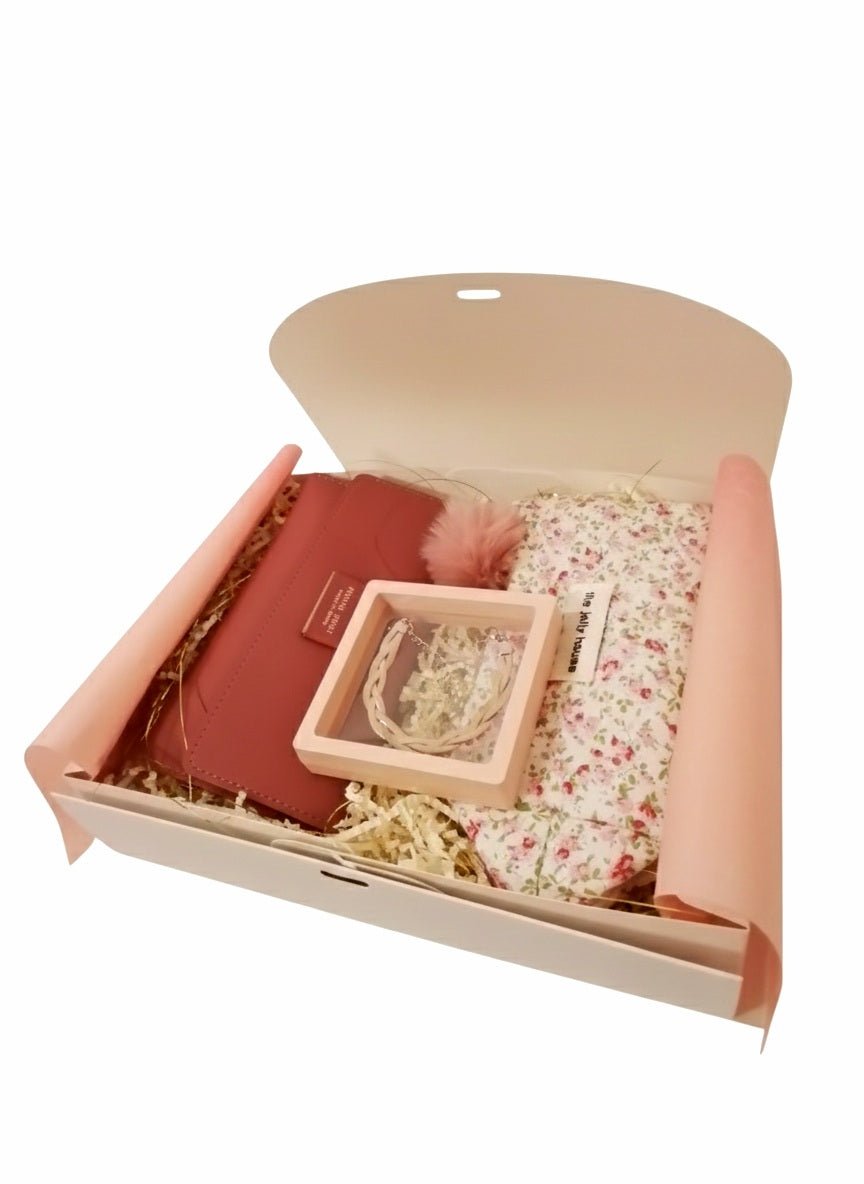 Caja de regalo blanca con monedero rosa, pulsera trenzada de Acero Inoxidable y neceser octagonal con cremallera de estampado floral. Para mujer.