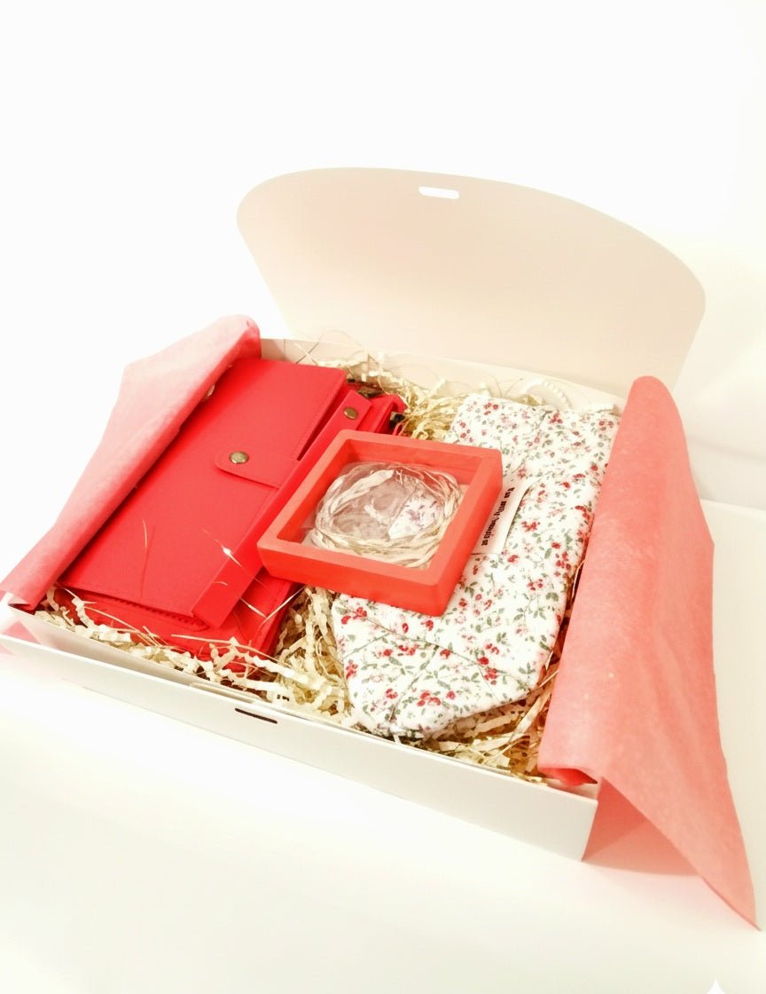 Caja de regalo blanca, con monedero rojo, collar de acero inoxidable y neceser de estampado floral para mujer.