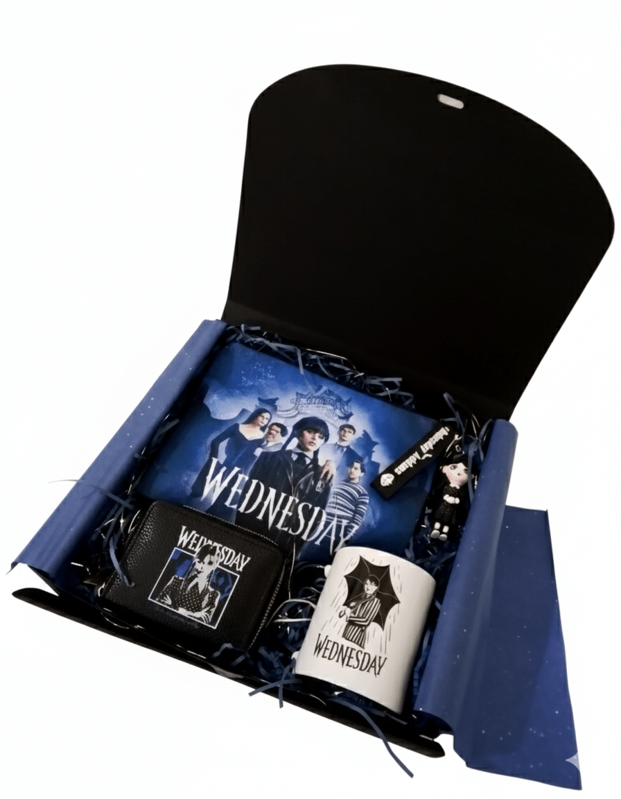 Caja negra de regalo de Wednesday, con monedero negro, taza de ceramica, bolsa multiusos y llavero de figura Wednesday. 