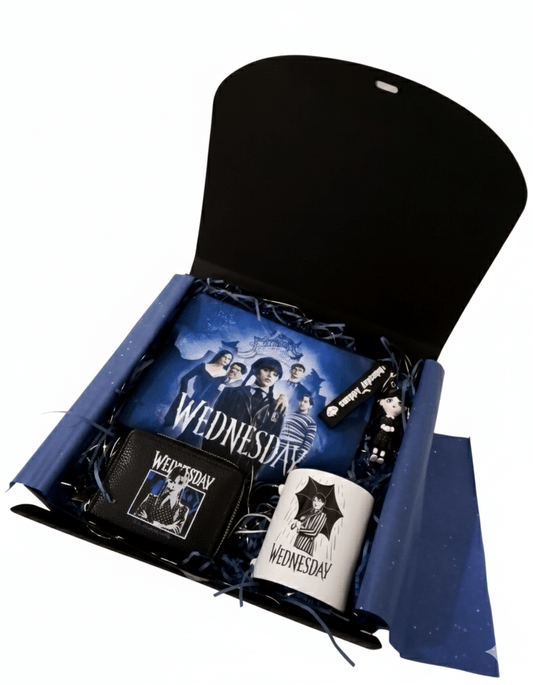 Caja negra de regalo de Wednesday, con monedero negro, taza de ceramica, bolsa multiusos y llavero de figura Wednesday. 