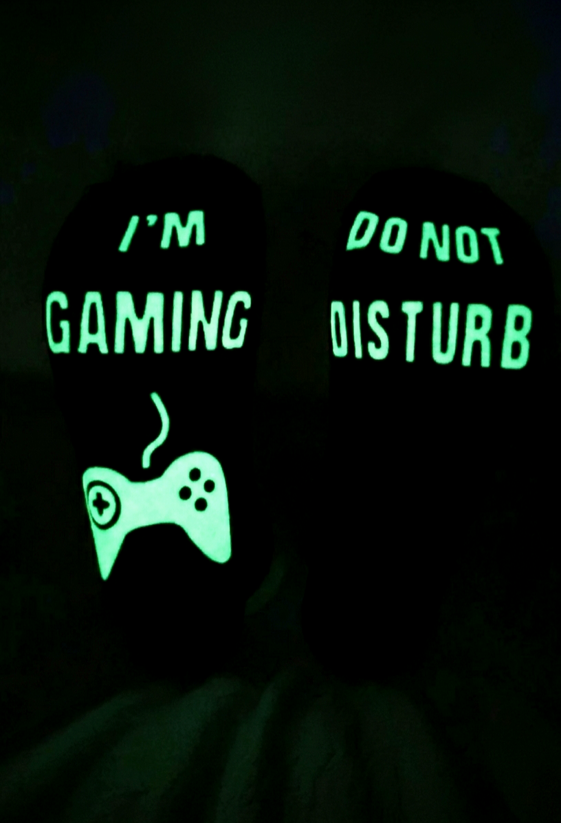 Calcetines de Gamer con letras y mando de consola de color verde que brillan en la oscuridad