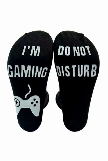Calcetines negros con mensaje " I' m Gaming - Do not Disturb" y dibujo de un control de videojuegos en blanco
