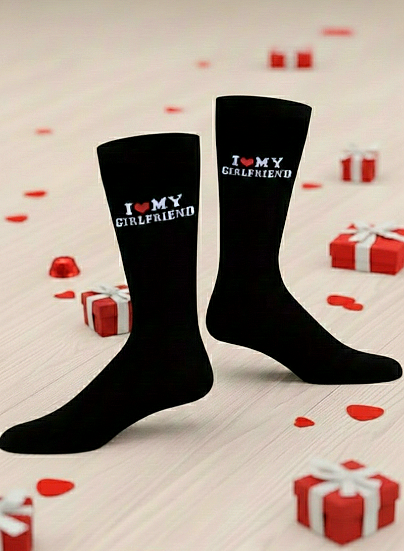 Par de calcetines negros con mensajeI Love My Girlfriend  y corazòn rojo.