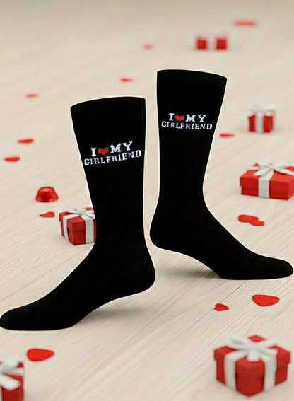 Par de calcetines negros con mensajeI Love My Girlfriend  y corazòn rojo.