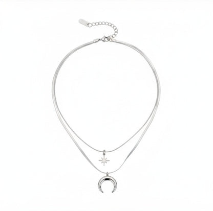 Colgante de Acero de doble cadena, en una de las cadenas cuelga una estrella y en la otra una luna creciente.