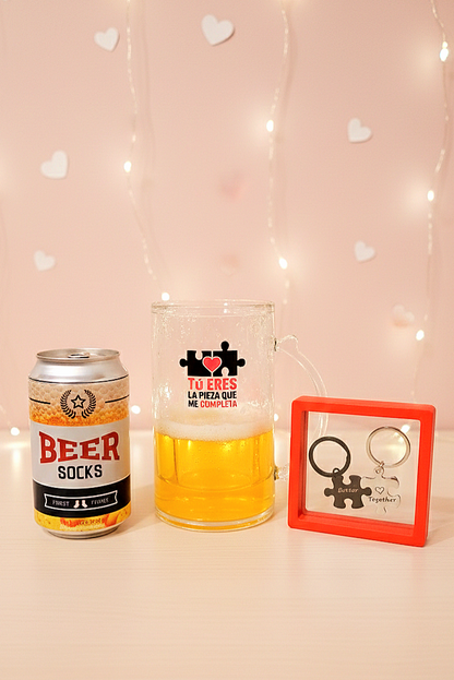 Los tres artículos de la BEERLY FIT BOX:  Una lata de Beer Socks, una jarra de cerveza enfriadora con el mensaje: Tu eres la pieza que me completa y un set de llaveros de piezas de puzzle