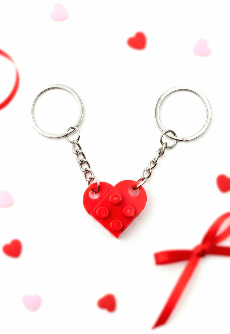 Llavero para parejas formado por dos piezas de bloques de construcción rojos que encajan para formar un corazon.