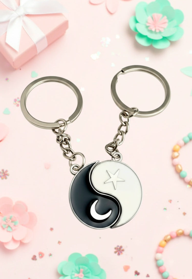 Llaveros compartidos Yin Yang,  presentados sobre fondo de colores pastel con luces de fondo.