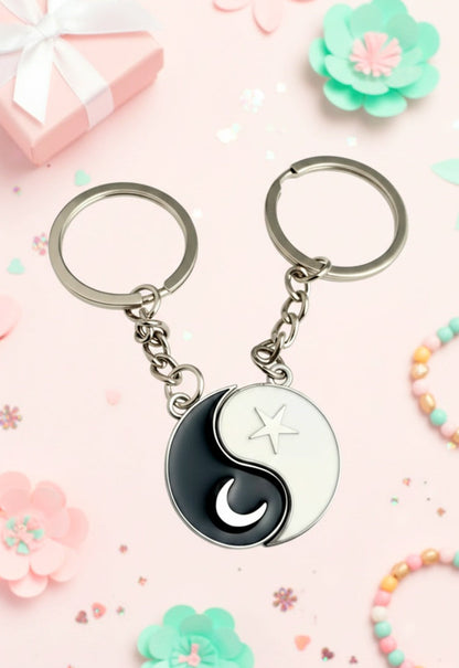 Llaveros compartidos Yin Yang,  presentados sobre fondo de colores pastel con luces de fondo.