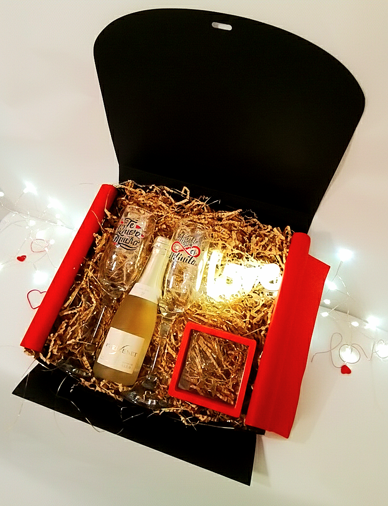 Caja de regalo  Love & Bubbles  negra abierta con cava Freixenet, copas  personalizadas ,  colgante y luz led.