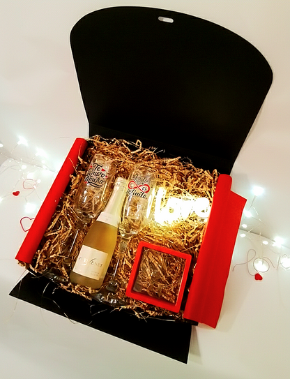 Caja de regalo  Love & Bubbles  negra abierta con cava Freixenet, copas  personalizadas ,  colgante y luz led.