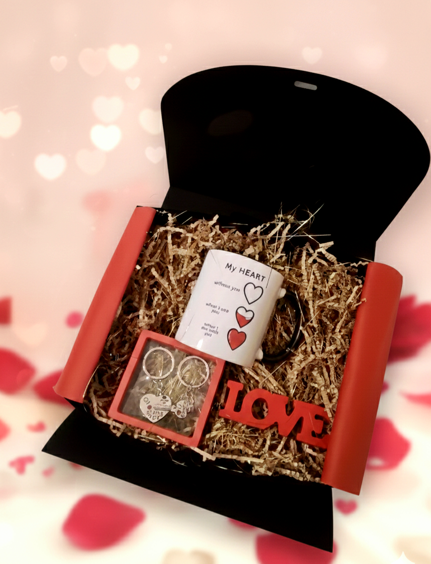 Caja de regalo Love Loading Box, abierta con taza, llaveros de pareja y letrero de madera rojo LOVE