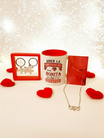Composicion romántica de la caja  LOVE LUCK BOX, rodeada de corazones de peluche rojos, luces led romanticas de San Valentín. 