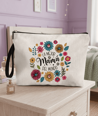 Neceser de diseño floral con la frase " La mejor madre del mundo" colocado sobre una mesita de noche en madera clara con un fondo de habitacion decorada en colores pastel.