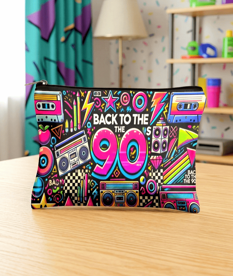 Neceser con estampado de casetes de colores y dibujos con formas asimetricas de colores intensos y fluor, con la frase "Back to the 90" sobre una superficie de madera clara y un fondo con mobiliario y accesorios de los noventa.