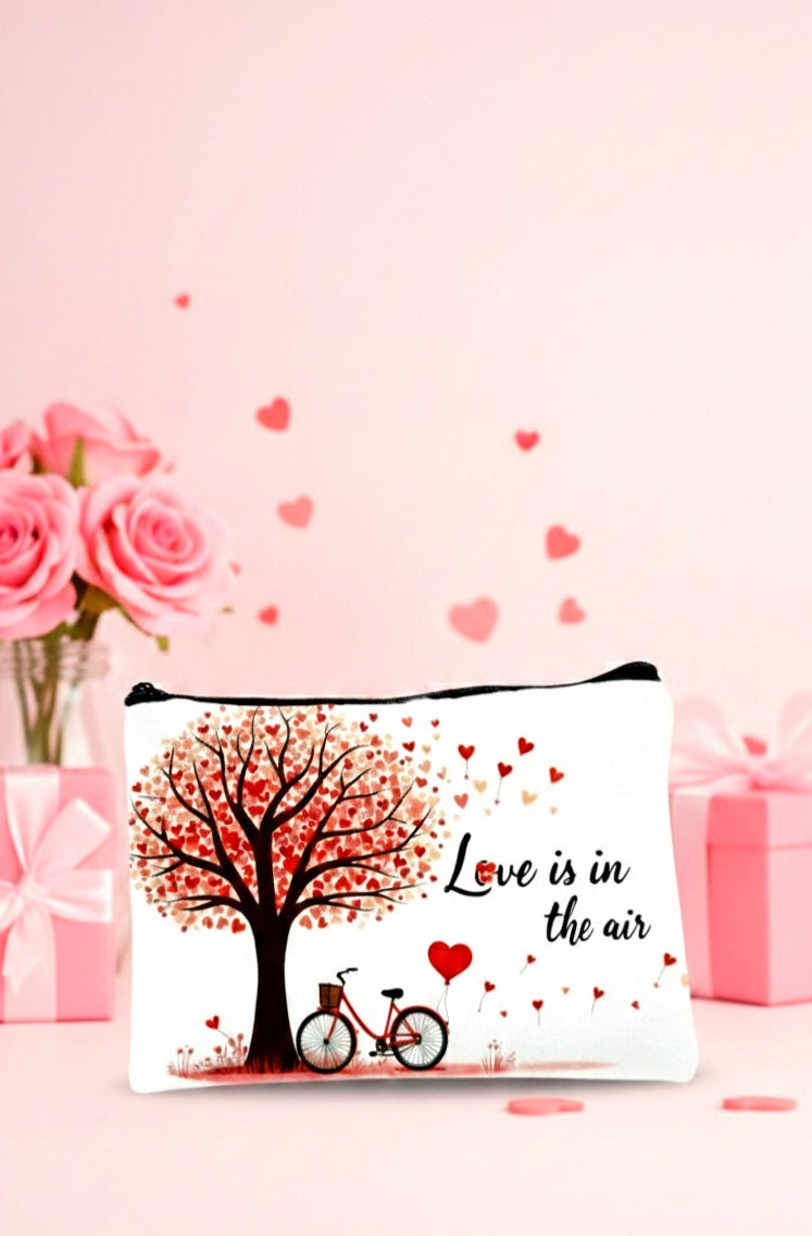 Neceser blanco, con diseño de árbol con corazones rojos y la frase Love in the air.