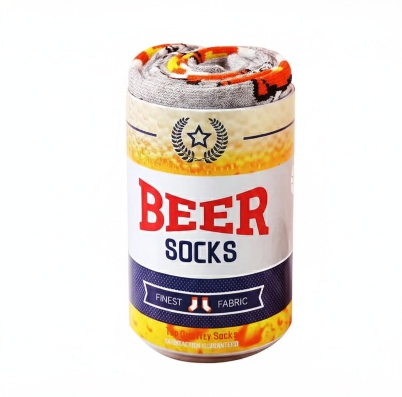 Calcetines de diseño con jarras de cerveza presentados en lata de cerveza. 