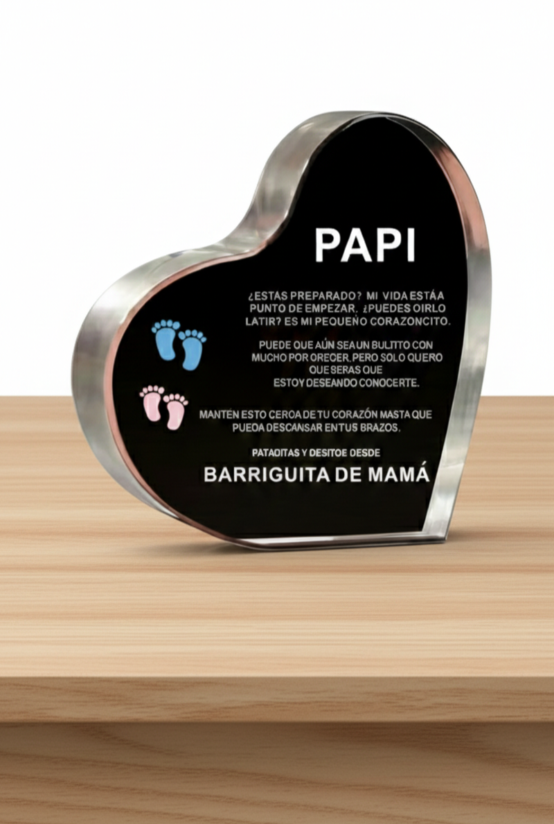 Placa de metacrilato con texto en español de dia del padre sobre fondo de escritorio de madera clara.
