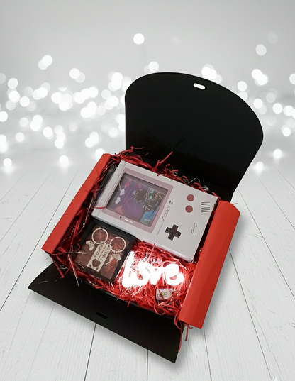 Caja de regalo Player Love Box abierta con calcetines retro, llaveros de pareja y letrero decorativo LOVE de luz led.