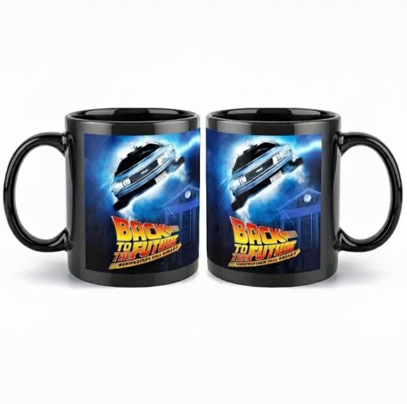 Taza de ceramica negra con diseño del DeLorean y logotipo de Back to the future. 