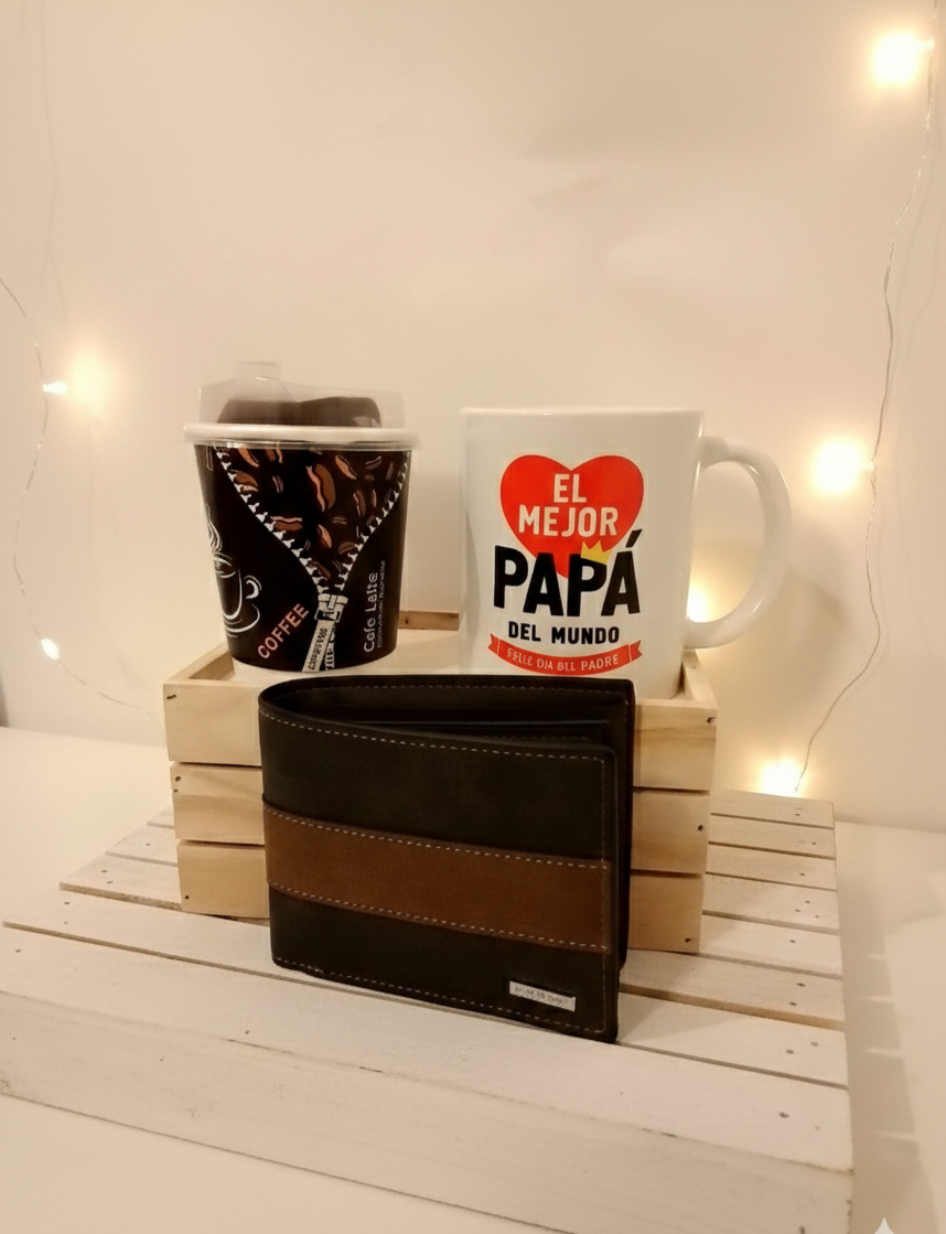 Conjunto de articulos de regalo de dia del padre sobre base de madera y fondo blanco de luces led compuesto por una cartera bicolor, una taza con frase de dia del padre en español y un envase de coffee latte.