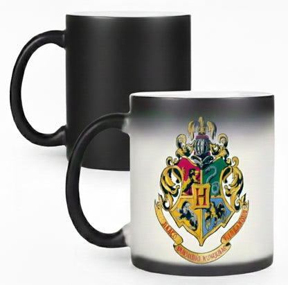 Taza negra de ceramica, termosensible con diseño de Hogwarts. 