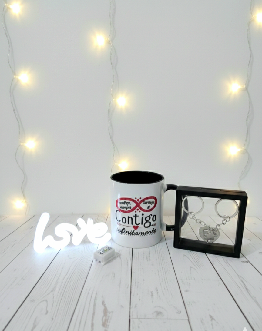 Pack de San Valentin, con taza de Infinito, llaveros de corazon y pieza de puzle con letreo LOVE de luz led con fondo de luces led.