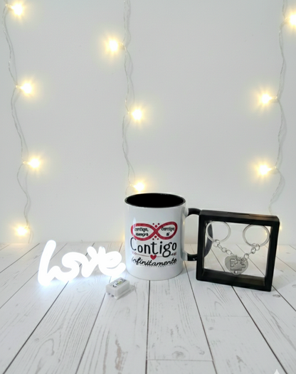 Pack de San Valentin, con taza de Infinito, llaveros de corazon y pieza de puzle con letreo LOVE de luz led con fondo de luces led.